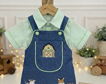 Conjunto completo de granja bordada con fondo verde.