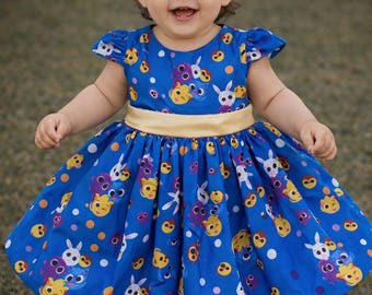 Vestido de lujo, pastel esponjoso, fondo azul.