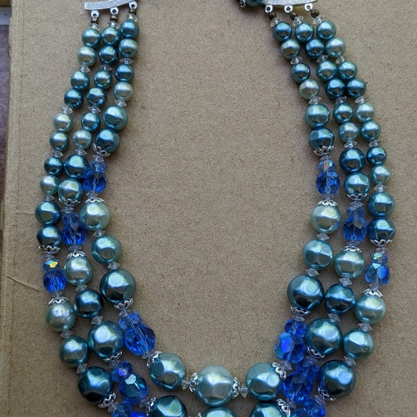 Collier à col triple brin d’imitation perle bleu clair avec perles d’accent à facettes bleu clair. Accents argentés