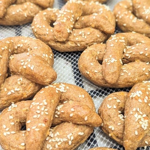 Cheese & Chicken flavored pretzel dog treats.  Homemade, all natural preservative free dog treat. Cute pretzel dog gift.