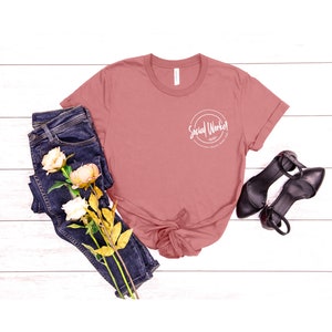 Camiseta de bolsillo para trabajador social, camiseta dedicada, confiable y atenta para trabajador social, trabajo social, camiseta para compañero de trabajo, regalo para trabajador social, camiseta escolar imagen 2