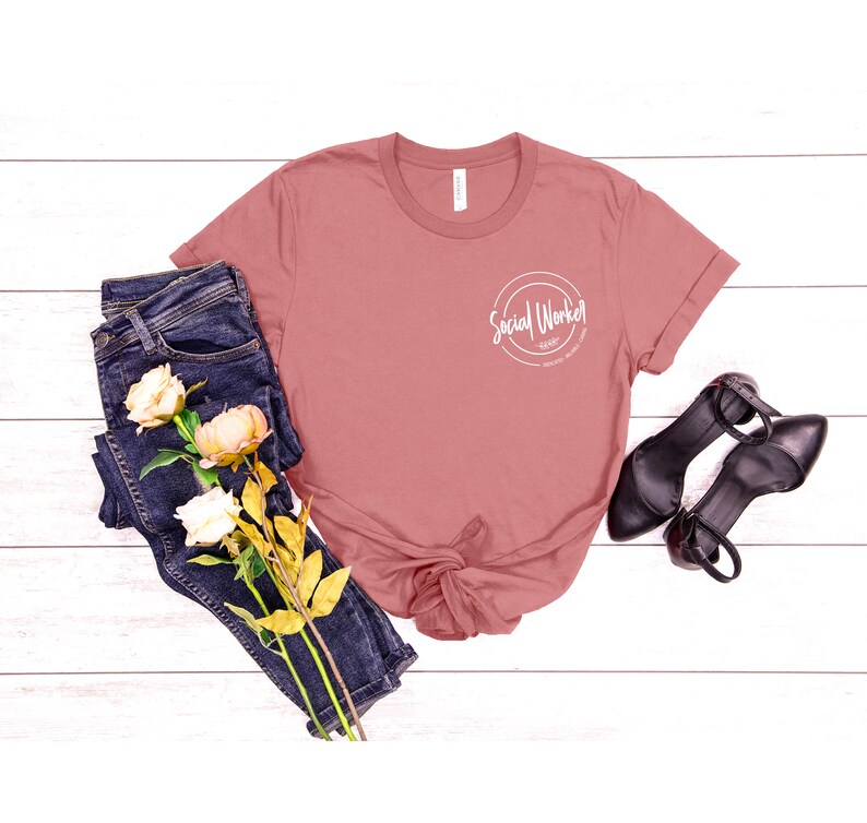Camiseta de bolsillo para trabajador social, camiseta dedicada, confiable y atenta para trabajador social, trabajo social, camiseta para compañero de trabajo, regalo para trabajador social, camiseta escolar imagen 2