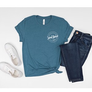 Camiseta de bolsillo para trabajador social, camiseta dedicada, confiable y atenta para trabajador social, trabajo social, camiseta para compañero de trabajo, regalo para trabajador social, camiseta escolar imagen 3