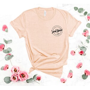 Camiseta de bolsillo para trabajador social, camiseta dedicada, confiable y atenta para trabajador social, trabajo social, camiseta para compañero de trabajo, regalo para trabajador social, camiseta escolar imagen 4