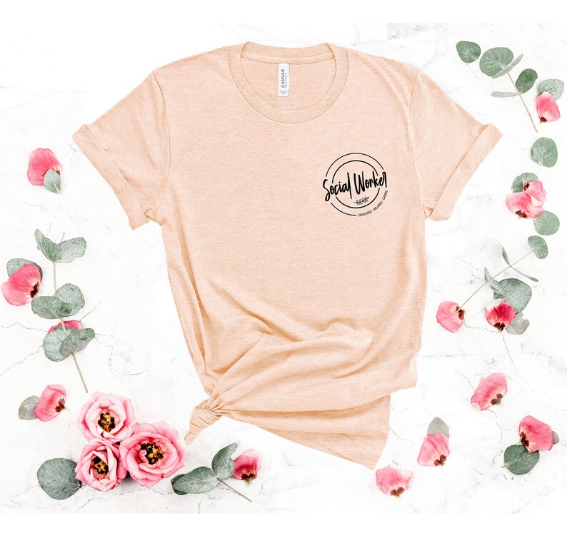 Camiseta de bolsillo para trabajador social, camiseta dedicada, confiable y atenta para trabajador social, trabajo social, camiseta para compañero de trabajo, regalo para trabajador social, camiseta escolar imagen 4