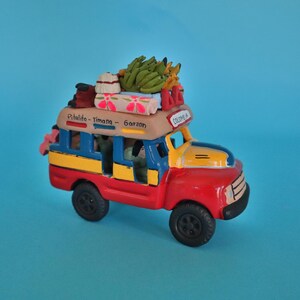 Handmade Colombian Chiva Sculpture Figurine (from Pitalito, Colombia)