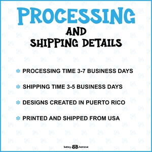 K&ouml;nnte beinhalten: Eine blaue und wei&szlig;e Grafik mit dem Text "PROCESSING AND SHIPPING DETAILS" und Informationen &uuml;ber Bearbeitungs- und Versandzeiten. Der Text besagt auch, dass Designs in Puerto Rico erstellt und aus den USA gedruckt und versandt werden.