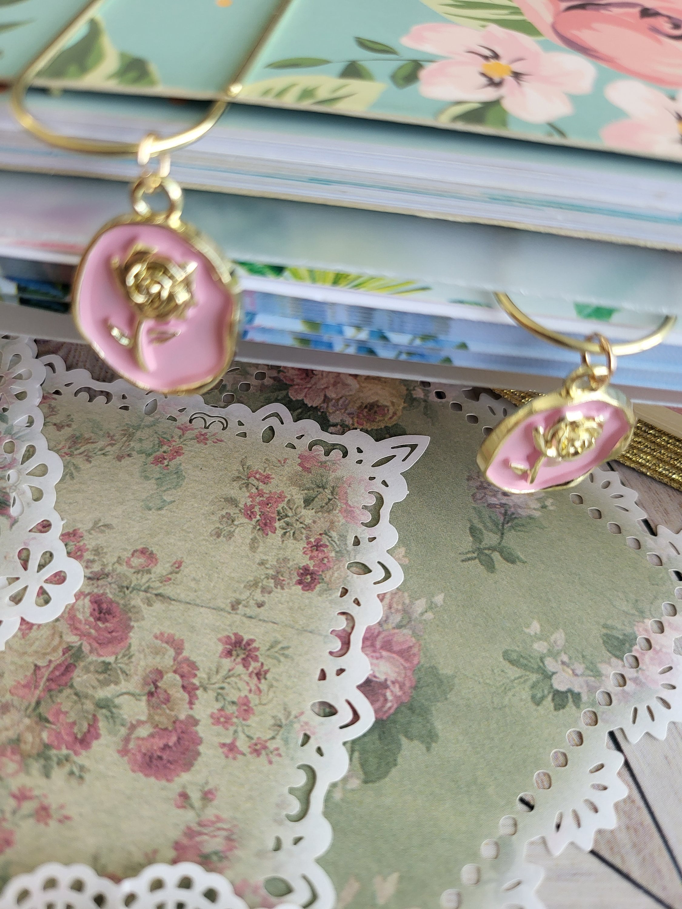 Bloemen goudroze plannerbedel, planneraccessoires, plannerhangers, accessoires voor travellers notebooks.