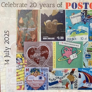Op de afbeelding: Een collage van kleurrijke postzegels ter viering van 20 jaar Postcrossing. De postzegels tonen verschillende ontwerpen, waaronder een kiwi, een hartvormig ontwerp en de tekst "Happy Postcrossing!". De datum "14 juli 2025" is ook zichtbaar.