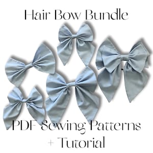 Può includere: Un set di cinque fiocchi per capelli di colore azzurro chiaro in diverse dimensioni. I fiocchi sono realizzati in tessuto e hanno un design semplice ed elegante. L'immagine include il testo "Hair Bow Bundle PDF Sewing Patterns + Tutorial".