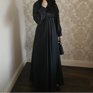 Abaya con cinturón estilo vestido verde de Dubái, abaya con hiyab de Dubái, abaya abierta de los Emiratos Árabes Unidos, abaya cerrada.