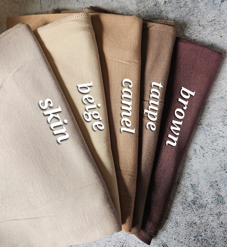 K&ouml;nnte beinhalten: F&uuml;nf Stoffmuster in verschiedenen Braunt&ouml;nen, von hell bis dunkel. Die Muster sind mit "Haut", "Beige", "Camel", "Taupe" und "Braun" beschriftet.