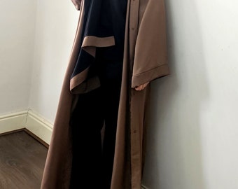 ABAYA DUBAI châtaigne style ajouré boutons fermés abaya ceinture, hijab abaya dubaï abaya ouverte EAU