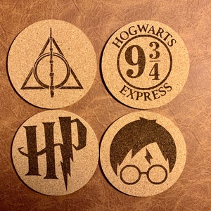 Puede incluir: Conjunto de cuatro posavasos de corcho con diseños de Harry Potter. Los posavasos presentan el símbolo de las Reliquias de la Muerte, el logotipo del Expreso de Hogwarts con "9 3/4" impreso en él, las iniciales de Harry Potter "HP" con un rayo, y una silueta de Harry Potter con sus gafas y la cicatriz en forma de rayo.