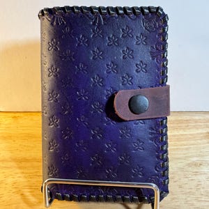 Cartera con Cremallera Modelo #2-3/ Cartera de cuero morada personalizada hecha a mano para mujer.