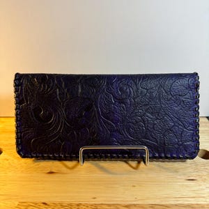Cartera Clutch Modelo #1-4/ Cartera de piel color morado hecha a mano para mujer.