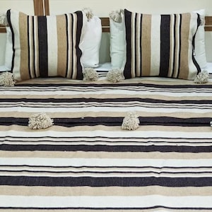 Bohemian Moroccan pompom blanket 300x200, Moroccan hand woven pompom plaid, Marrakech plaid, Trendy cotton plaid.