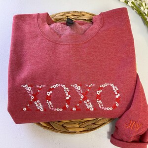 Sudadera XOXO bordada personalizada, sudadera bordada con flores para San Valentín, sudadera con capucha XOXO bordada para San Valentín, regalo de San Valentín