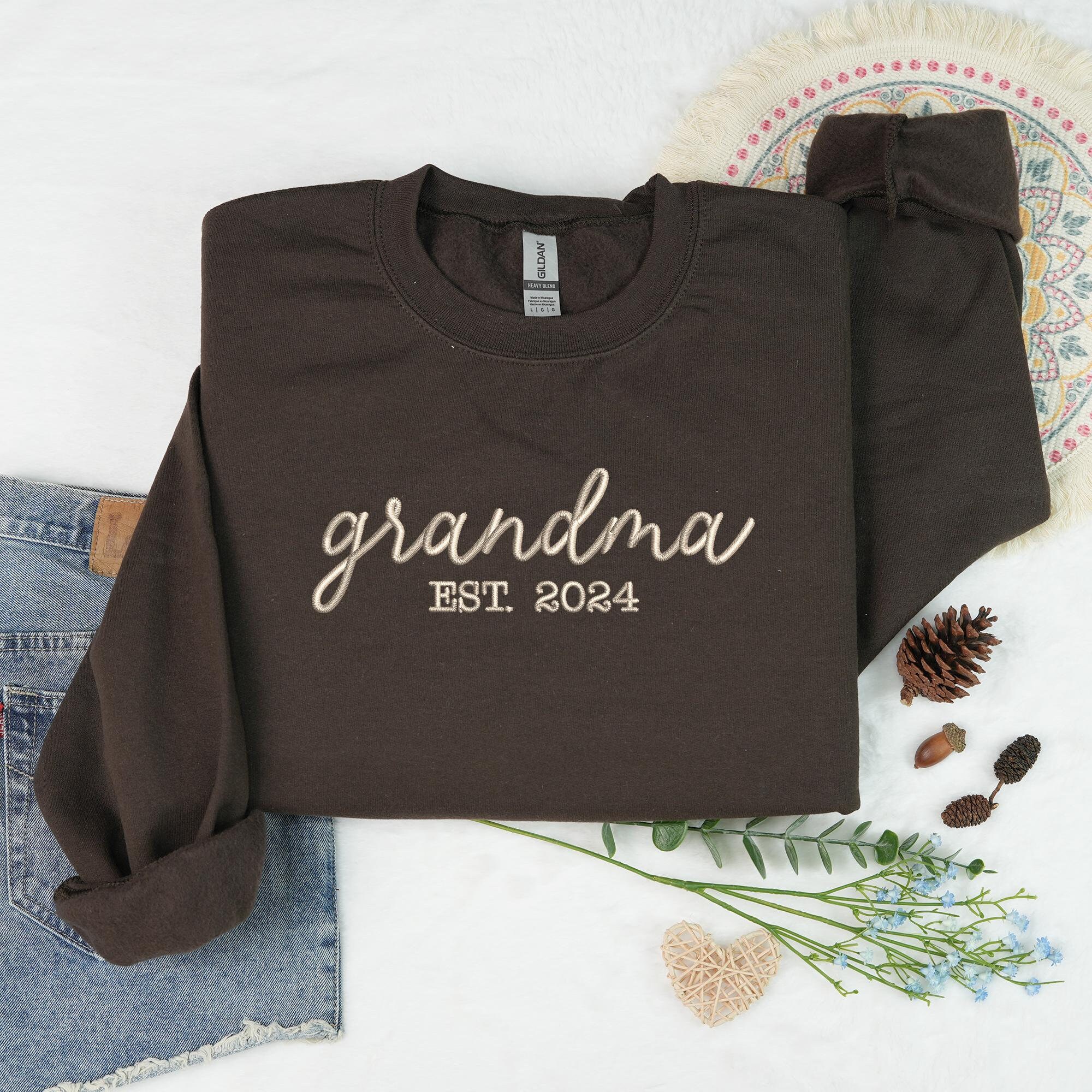 Personalize Mom Gift For Grandma Sweatshirt, Custom Embroided Grandma Sweatshirt, Grandma Est Shirt, Nana Sweatshirt, Gift For Tante Titi