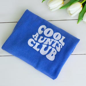 刺繍入りクール・アンツ・クラブクルーネック、子供の名前入りアンティ・スウェットシャツ、コンフォートカラーズ®シャツ、最高のアントTシャツ、叔母さんへのパーソナライズされたギフト
