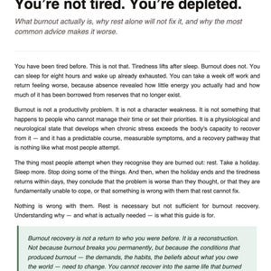 Może przedstawiać: Strona z serii "The Quiet Guides" z tytułem "You're not tired. You're depleted." Tekst wyjaśnia wypalenie zawodowe, dlaczego sam odpoczynek nie wystarczy i potrzebę regeneracji. Wprowadzenie omawia naturę wypalenia zawodowego i jego wpływ.