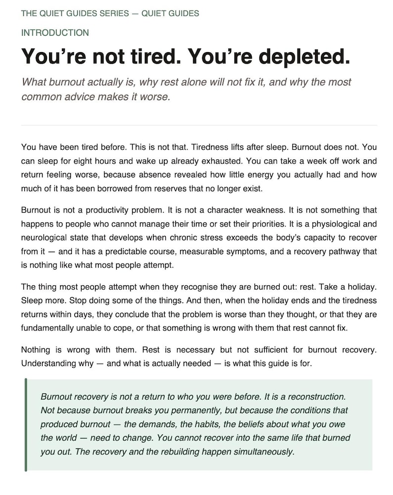 Może przedstawiać: Strona z serii "The Quiet Guides" z tytułem "You're not tired. You're depleted." Tekst wyjaśnia wypalenie zawodowe, dlaczego sam odpoczynek nie wystarczy i potrzebę regeneracji. Wprowadzenie omawia naturę wypalenia zawodowego i jego wpływ.