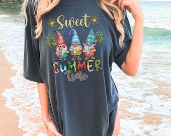 Camiseta de gnomos playeros con dulce verano, camiseta de vacaciones de verano con colores cómodos, camiseta unisex teñida en prenda, linda camiseta con gnomos amantes de la playa
