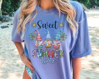 Camiseta de gnomos playeros con dulce verano, camiseta de vacaciones de verano con colores cómodos, camiseta unisex teñida en prenda, linda camiseta con gnomos amantes de la playa