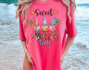 Camiseta de gnomos playeros con dulce verano, camiseta de vacaciones de verano con colores cómodos, camiseta unisex teñida en prenda, linda camiseta con gnomos amantes de la playa