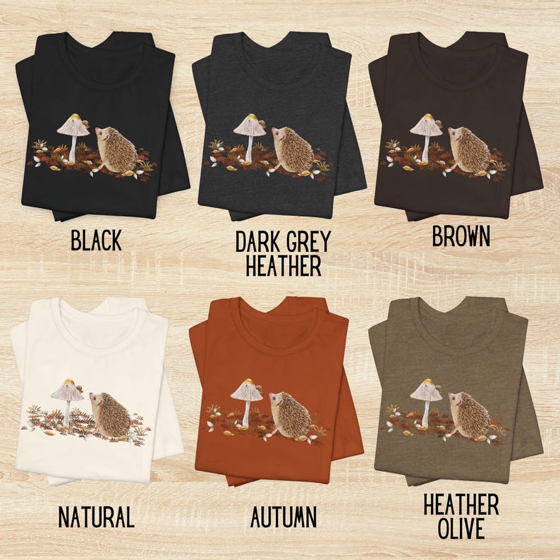 Puede incluir: Cinco camisetas de diferentes colores con un gr&aacute;fico de erizo y hongo. Los colores son negro, gris oscuro jaspeado, marr&oacute;n, natural y oto&ntilde;o.