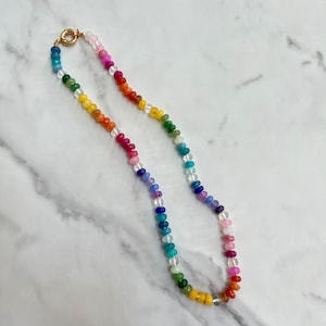 Collar de jade arcoíris con cuentas de colores anudadas a mano y cierre chapado en oro de 14 quilates.