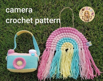 Może przedstawiać: Przędza kamera z paskiem i tęczowy wisiorek ścienny z różowymi, żółtymi i niebieskimi frędzlami. Tekst "camera crochet pattern" jest widoczny na zdjęciu.