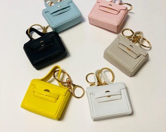 Portachiavi/ciondolo per borsa o zaino. Adatto per iPod, soldi e balsamo per le labbra. Personalizzabile con le iniziali. Spedizione gratuita.