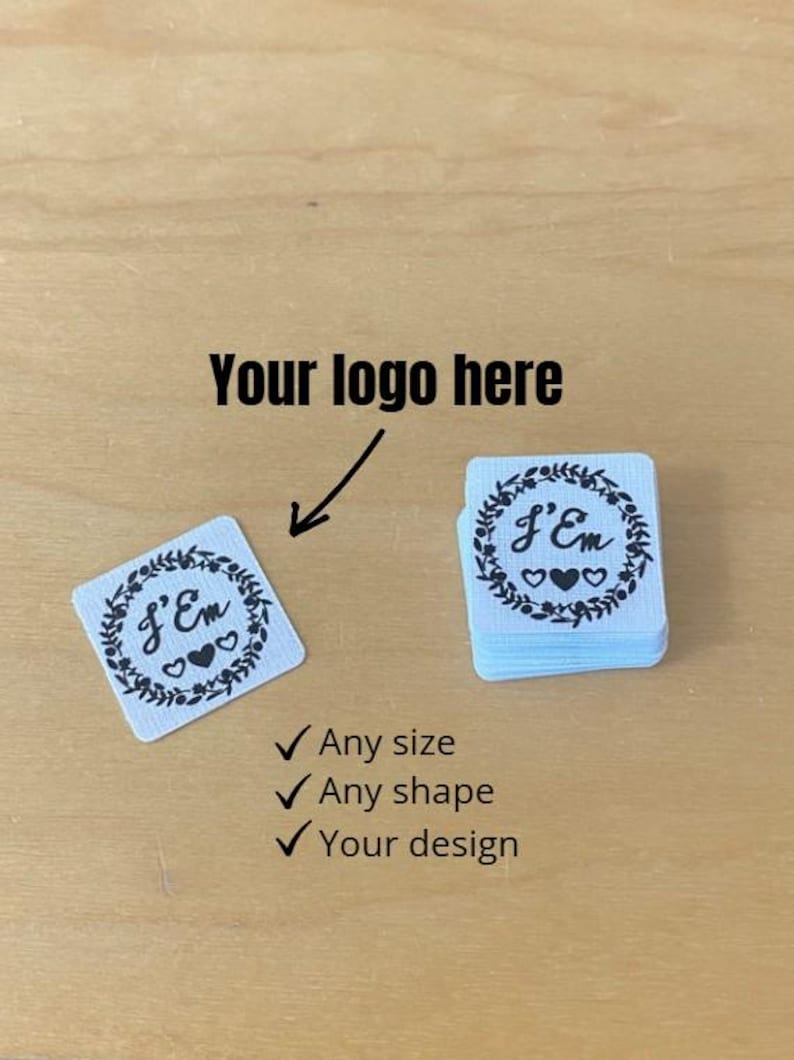 Puede incluir: Etiquetas cuadradas blancas con un dise&ntilde;o de corona floral negra, el texto "j'Em" y tres corazones. El texto "Your logo here" est&aacute; encima de las etiquetas. El texto "Any size, Any shape, Your design" est&aacute; debajo.