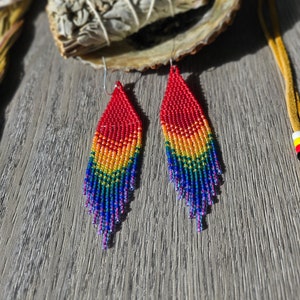 Kolczyki z frędzlami z koralików Rainbow Indigenous