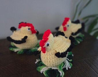 Set di 3 copriuova vintage all'uncinetto a forma di gallina, colore giallo, per la decorazione della cucina in occasione della Pasqua.