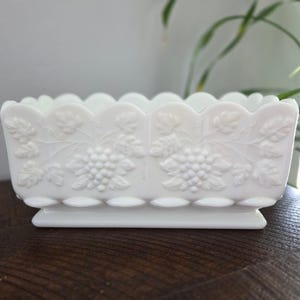 Maceta rectangular Westmoreland de vidrio opalino blanco con paneles y forma festoneada de uva.