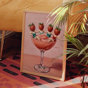 Strawberry Girls Art Print – Retro Cocktail Wall Art | Różowy wystrój wózka barowego | Surrealistyczny letni napój do pobrania w wersji cyfrowej | Zabawny plakat artystyczny