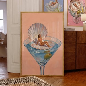 Surrealistyczna grafika z martini „Dziewczyna w muszli przegrzebka”, brudna grafika ścienna z martini i oliwkami, wystrój koktajlowy w stylu nadmorskim (pobranie cyfrowe)