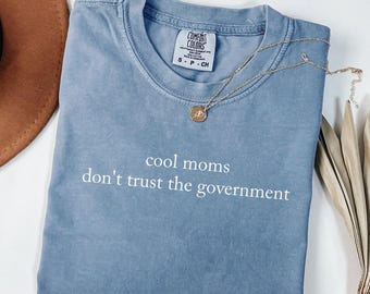 Comfort Colors® Coole Mütter vertrauen der Regierung nicht Shirt, cooles Mama Shirt, Anti Regierungs Shirt, Vaterländisches Mama Shirt, lustiges Mama Geschenk