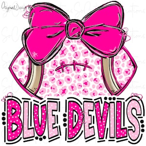 Peut inclure: Un ballon de football rose et blanc avec un nœud rose sur le dessus et les mots "BLUE DEVILS" en rose avec des pois blancs.