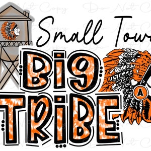 Könnte beinhalten: Orangefarbenes und weißes Batik-Design mit dem Text "Small Town Big Tribe". Ein Cartoon-Wasserturm und ein Indianer-Kopfschmuck sind ebenfalls im Design enthalten.