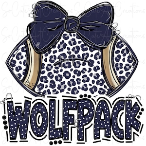 Puede incluir: Un balón de fútbol blanco y negro con un diseño de estampado de leopardo y un lazo negro. El balón de fútbol tiene la palabra "WOLFPACK" escrita en lunares negros y blancos.