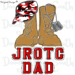 Könnte beinhalten: Eine Illustration mit einer Camouflage-Baseballkappe in Rot, Schwarz und Weiß, kombiniert mit beigefarbenen Kampfstiefeln und Erkennungsmarken. Der Text "JROTC DAD" ist rot mit schwarzer Umrandung.