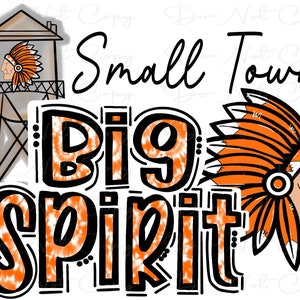 Könnte beinhalten: Orangefarbenes und weißes Batik-Design mit dem Text "Small Town Big Spirit" und einem Cartoon-Bild eines amerikanischen Ureinwohners mit Kopfbedeckung.