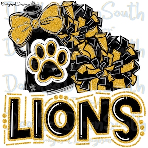 Op de afbeelding: Een zwart en goud cheerleader ontwerp met het woord "LIONS". Het ontwerp bevat een megafoon met een pootafdruk, een strik en pompons. Perfect voor schoolgeestartikelen.