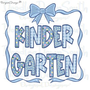 Può includere: Grafica azzurra con le parole "KINDER GARDEN" a lettere grandi. Le lettere sono decorate con un mix di quadretti, pois e motivi floreali. Un fiocco e un nastro azzurro chiaro incorniciano il testo.