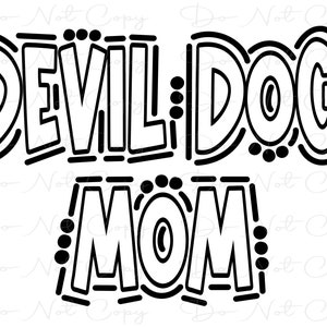 Könnte beinhalten: Schwarzweißes Grafikdesign mit dem Text "Devil Dog Mom" in einer fetten, stilisierten Schrift.