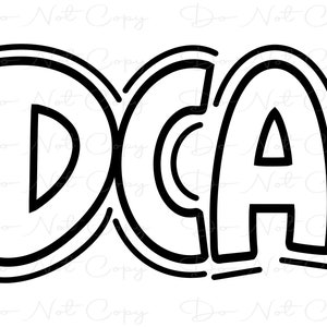 Könnte beinhalten: Schwarz-weiß Grafik mit den Buchstaben "DCA" in einer fetten, umrandeten Schriftart. Die Buchstaben haben abgerundete Kanten und dekorative Elemente, vor einem weißen Hintergrund. Die Worte "Do Not Copy" sind als Wasserzeichen.
