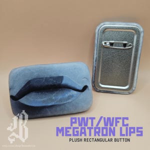 Puede incluir: Un botón rectangular de felpa con un fondo azul grisáceo y un diseño de labios negros y azules. El botón tiene un respaldo de alfiler metálico. El texto en la imagen dice "PWT/WFC MEGRATRON LIPS" y "PLUSH RECTANGULAR BUTTON".